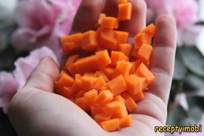 морковь нарезаем кубиками
