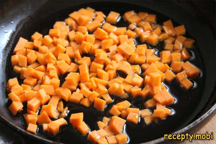 Обжариваем около минуты на масле морковь и тыкву