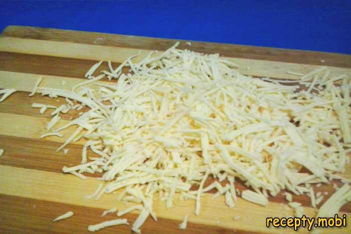 Натрите сыр и яблоки без кожуры на корейской тёрке