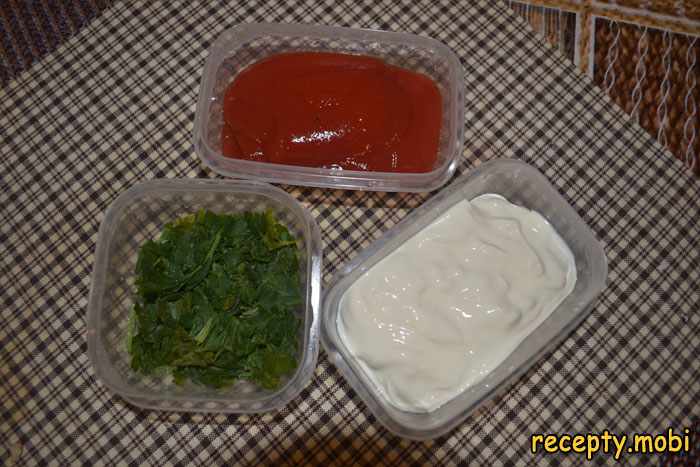 В отдельной тарелке смешать сметану, зелень и пюре из томатов