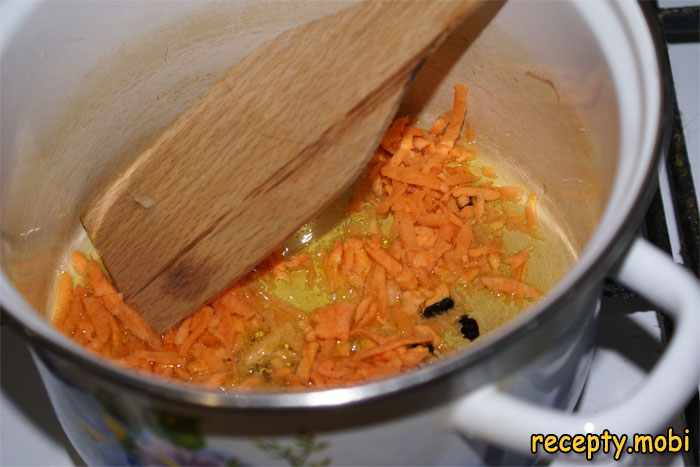 жарим морковь со специями - фото шаг 4