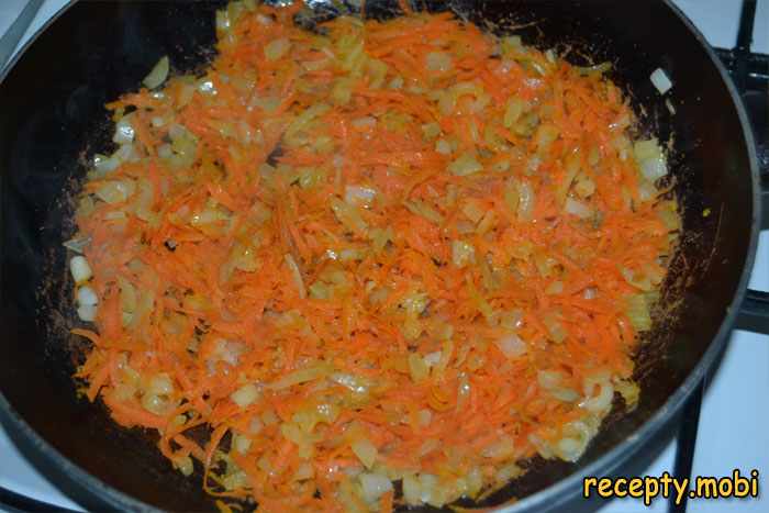 тушенный лук и морковь - фото шаг 2