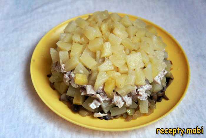 приготовление салата с курицей, ананасами и грибами - фото шаг 10