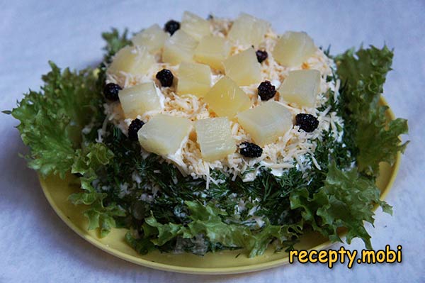 Праздничный слоеный салат с курицей, ананасами и грибами