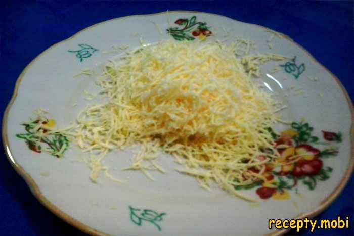 Сыр натрите на тёрке со средними ячейками