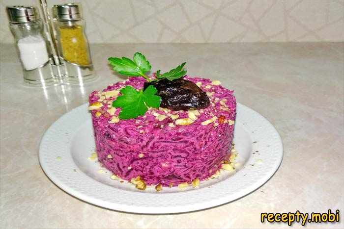 Beet salad with garlic and walnuts