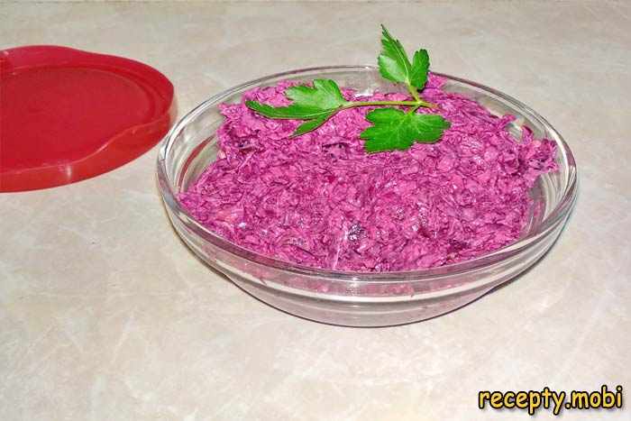 Beet salad with garlic and walnuts