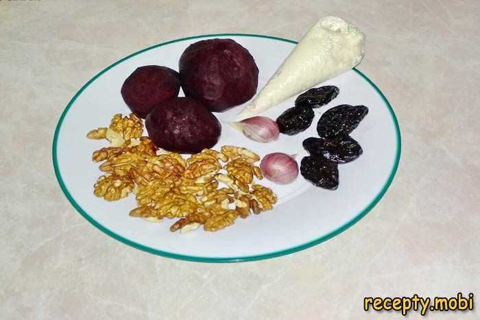 walnut, beetroot, garlic, prunes and mayonnaise - photo step 1