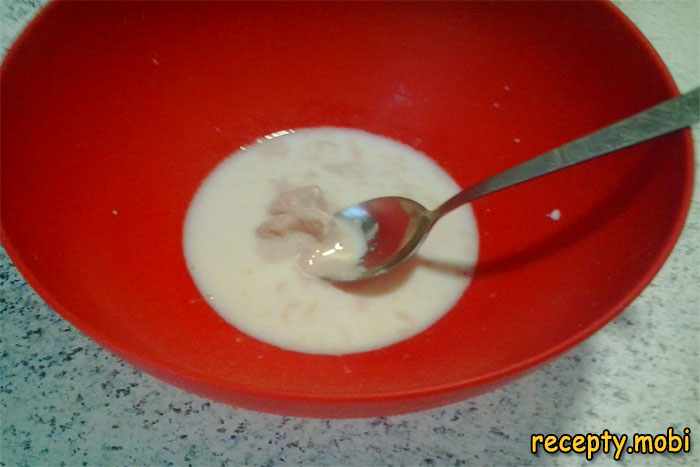 В глубокой посуде разведите дрожжи двумя столовыми ложками тёплого молока и добавьте столовую ложку сахара