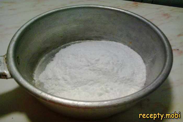 Всыпьте сахар или сахарную пудру в алюминиевую посуду, влейте 3-4 столовые ложки воды