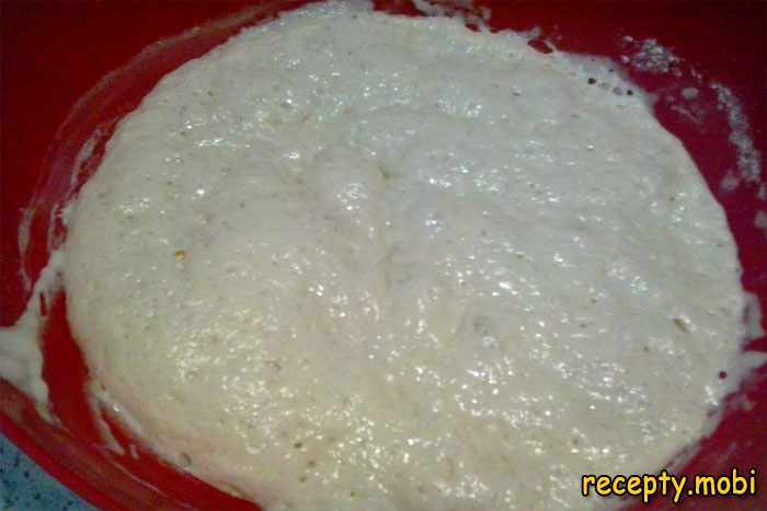 Когда опара увеличится в 2,5-3 раза добавьте в неё сдобу: яйца с сахаром и масло