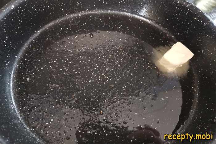 сливочное масло на сковороде
