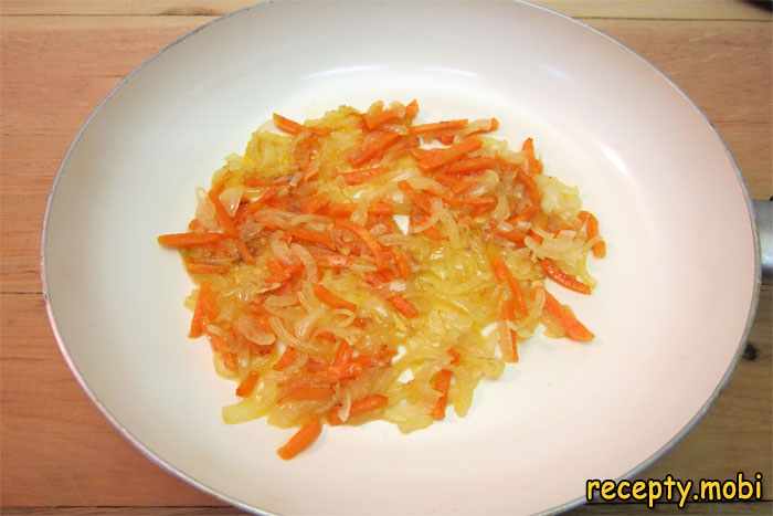 жаренный лук и морковь - фото шаг 3