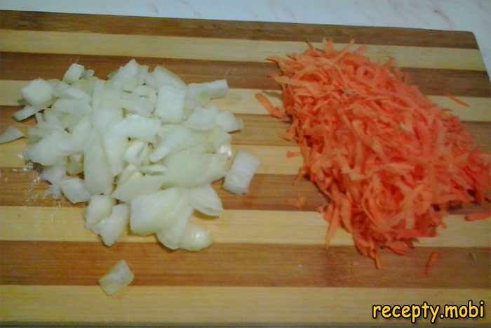 нарезаем морковь и лук