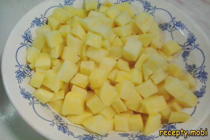 Картофель очистите, нарежьте средними кубиками