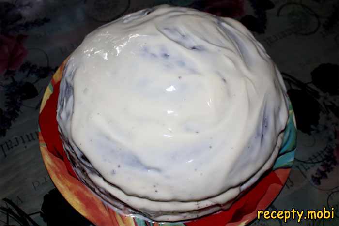 смазываем торт сметанным кремом