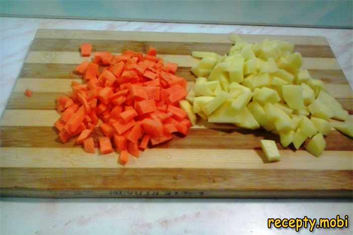 нарезанная морковь и картофель