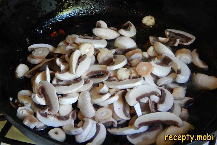обжариваем грибы