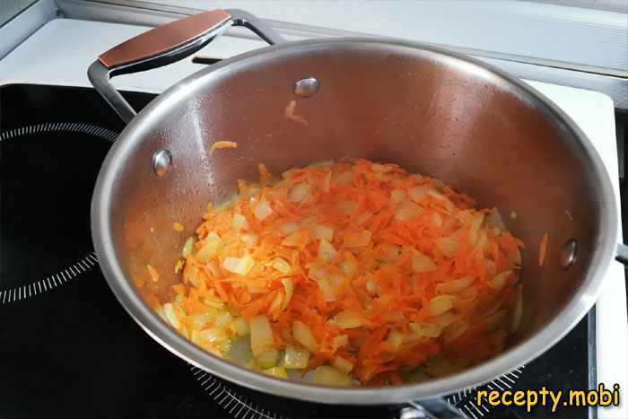 жарим морковь и лук