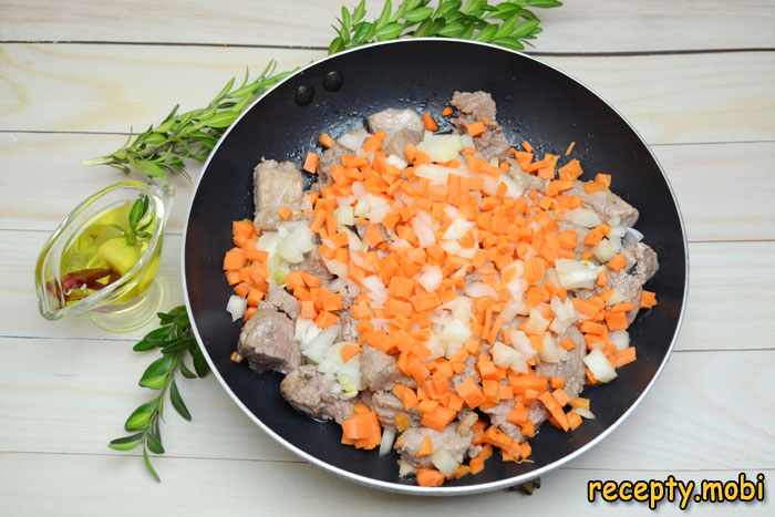 овощи и телятина на сковороде - фото шаг 4
