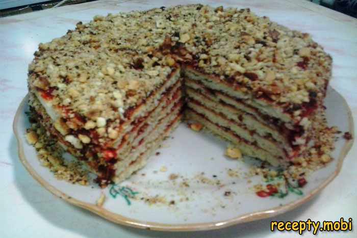 Торт на сковороде с клубничным джемом