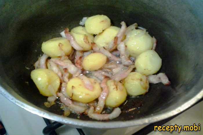 Картофель обжарьте вместе с луком и копчёностями