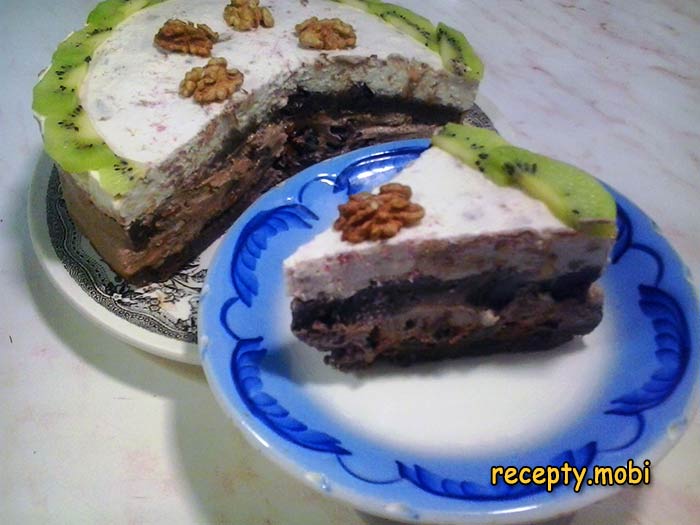 Творожно-сметанный торт без выпечки с бананом и черносливом