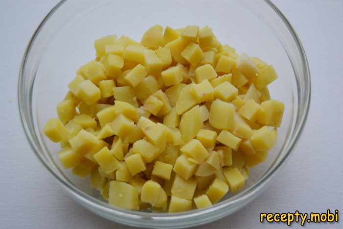 Очищенный картофель нарезаем кубиками