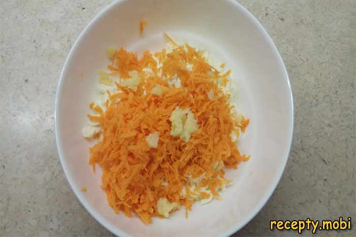 тертая морковь и чеснок
