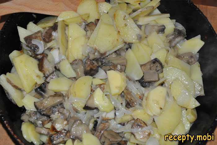 приготовление жаренной картошки с лесными грибами - фото шаг 5