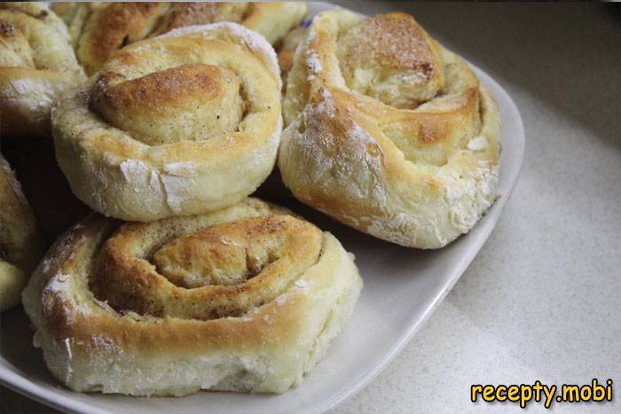 Cinnamon buns made from yeast dough