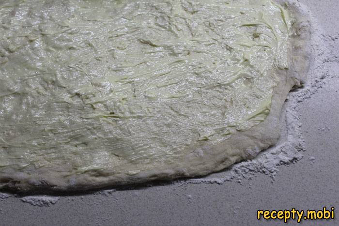 Раскатать готовое подошедшее тесто в толстый пласт - фото шаг 3