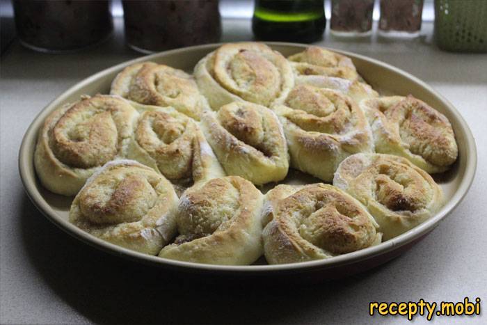 Cinnamon buns made from yeast dough