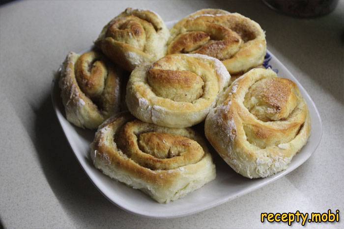 Cinnamon buns made from yeast dough