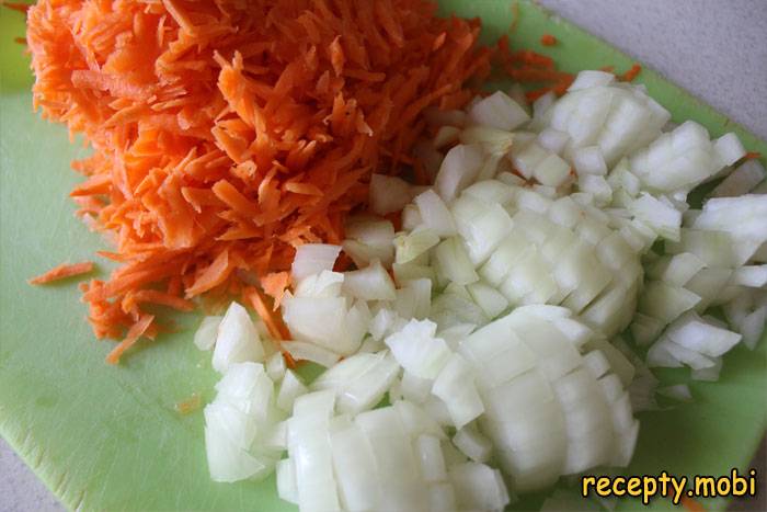 Измельченный лук и тертая морковь - фото шаг 2