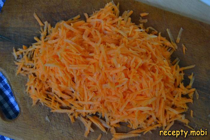 нашинкованная морковка - фото шаг 3