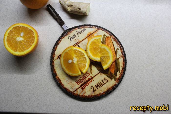 Нарубить вымытый апельсин на тонкие полукольца - фото шаг 2