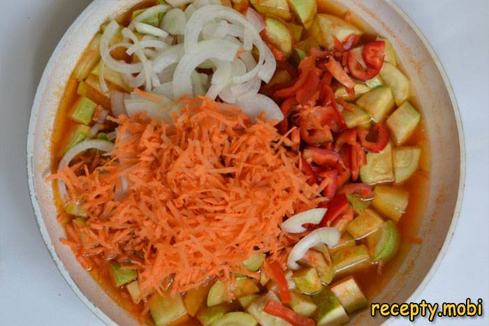 Измельчённые морковку, лук и перец отправляем в варочную кастрюлю к кабачкам с томатом - фото шаг 5