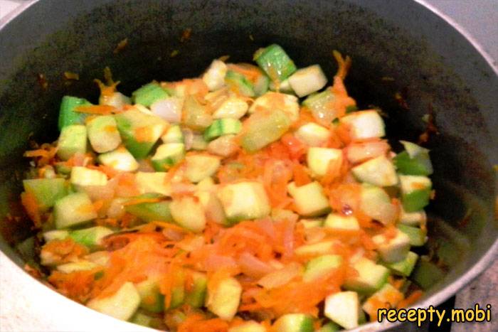 В сотейник с овощами добавьте подготовленные кабачки - фото шаг 3