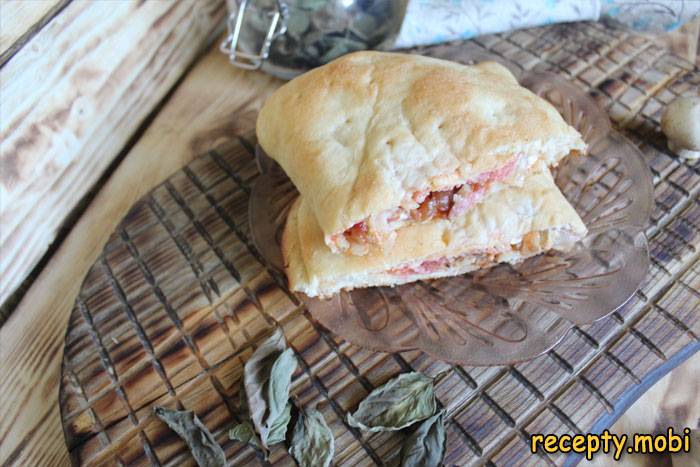 Calzone with chicken and mushrooms