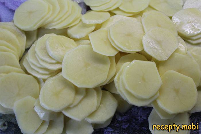 картофель нарезанный слайсами - фото шаг 5