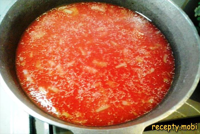 Залейте перец томатным пюре или соком - фото шаг 2