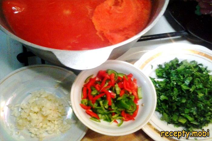 К томатной заливке добавьте измельчённый чеснок, нарезанный тонкими ломтиками горький перец и рубленую зелень - фото шаг 5
