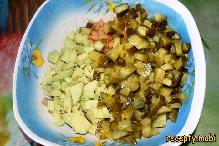 приготовление салата с консервированным тунцом и авокадо - фото шаг 2