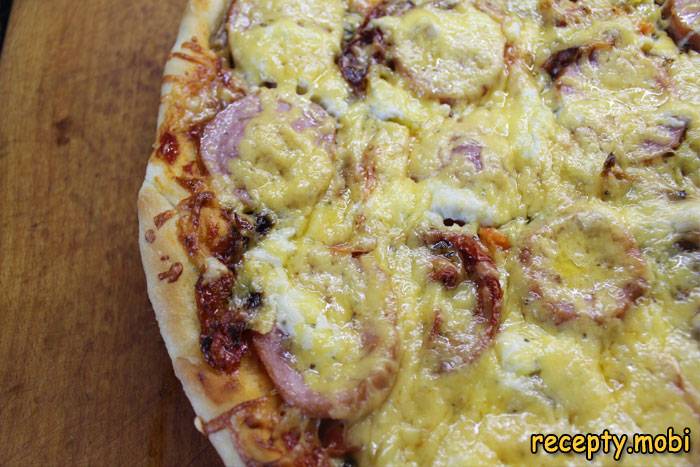 Pizza with cheese, ham, mushrooms and cherry tomatoes