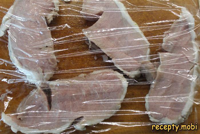 Накрыть кусочки мяса пищевой пленкой - фото шаг 3