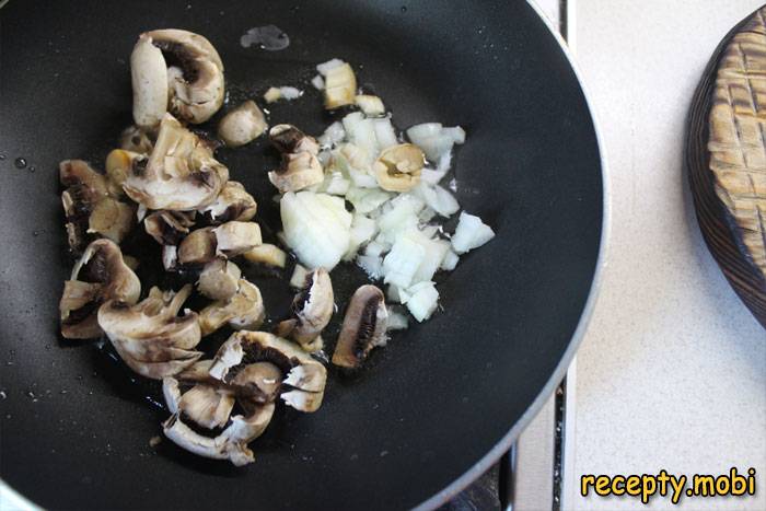 Пассеровать лук с грибами на оливковом масле до золотистости и прозрачности лука - фото шаг 3