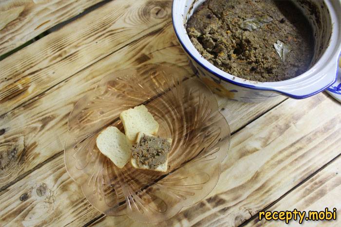 Охладить паштет из печени и подавать к столу вместе с гренками или брускеттой - фото шаг 9
