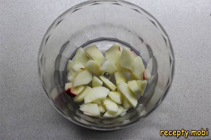 Измельчить очищенное яблоко и поместить в чашу блендера - фото шаг 2