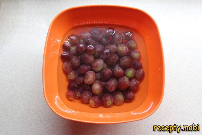 виноград в воде - фото шаг 2